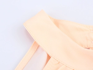 Gros plan détaillé montrant les coutures soignées et la texture du col licou en tissu