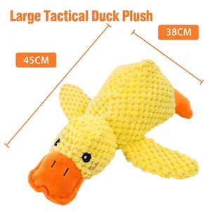 Vista dettagliata di una grande papera di peluche per cani di 45 cm con trama in tessuto a nido