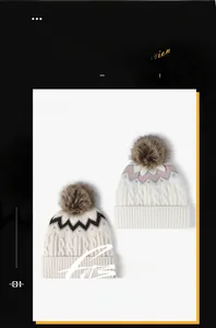 Détail d'un bonnet d'hiver en maille avec pompon et motifs géométriques tissés