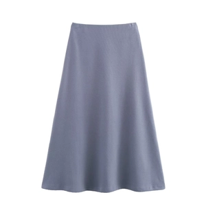 Detalle de la falda midi de punto evasé en color azul grisáceo con textura acanalada