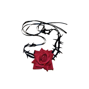 Gothic Choker Halskette mit roter Stoffrose und schwarzem Dornenband auf weißem Hintergrund