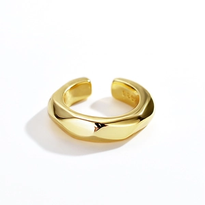 Ear cuff minimalista in argento S925 con design geometrico irregolare in finitura oro