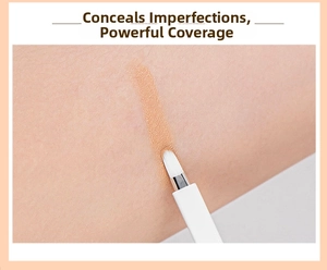 Detail eines flachen Concealer-Pinsels, der flüssige Foundation auf die Haut aufträgt
