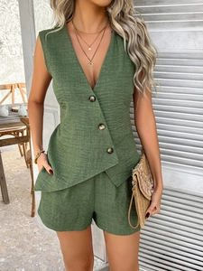 Dettaglio del set in lino verde con gilet e shorts mostra bottoni e trama del tessuto