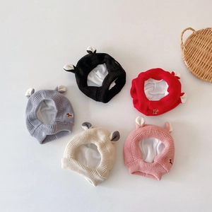 Détails de cinq bonnets tricotés pour bébé avec protège-oreilles, doublure peluche et oreilles