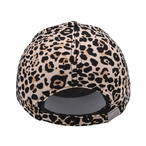 Vue arrière de la casquette léopard avec boucle métallique et sangle réglable
