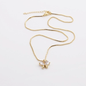 Elegante collana a farfalla dorata con ali in gemma chiara su catena a scatola