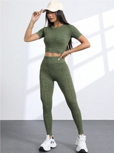 Dettaglio dei leggings da yoga leopardati a vita alta e crop top verde scuro