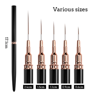 Détails de cinq pinceaux nail art de tailles variées avec viroles en or rose élégant