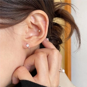 Elegant 925 sterling silver zircon stud earrings and pearl ring worn by a model