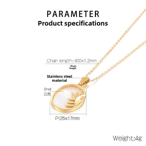 Detail van de schelphanger met zonmotief aan een gouden roestvrijstalen ketting
