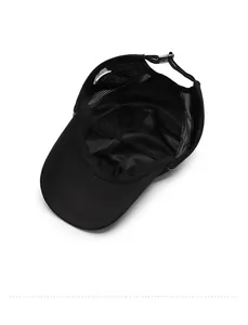 Dettaglio della fodera in rete traspirante e cinturino regolabile sul cappello nero