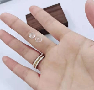 Vista macro di cuscinetti in silicone trasparente per accessori per orecchini a clip