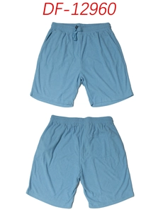 Dettaglio dei pantaloncini azzurri con coulisse elastica in vita e tessuto a nido d'ape