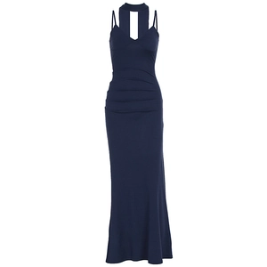 Détails de la robe de soirée bleu marine dos nu avec taille plissée et décolleté en V chic