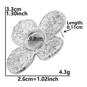 Detailed size specifications of silver clover stainless steel stud earring with dimensions