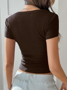 Rückansicht eines schmal geschnittenen schwarzen gerippten Kurzarm-T-Shirts im Y2K-Stil