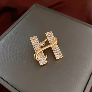 Broche serpent en forme de H plaquée or avec incrustation de zircons brillants