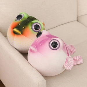 Détail de la peau de peluche poisson-globe vert et rose montrant le tissu doux et nageoires