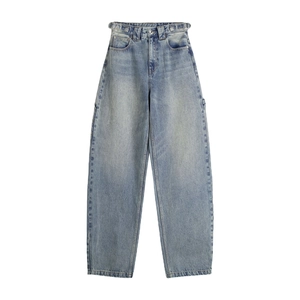 Détail du jean délavé bleu clair à taille haute montrant le bouton et la braguette
