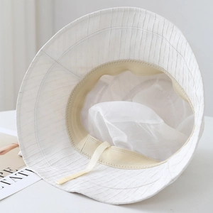 Dettaglio cappello alla pescatora bianco con fodera in rete e coulisse interna regolabile
