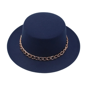 Dettaglio del cappello boater in feltro blu navy con catena in acrilico oro rosa decorativa