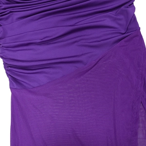 Dettaglio di tessuto arricciato viola con patchwork in mesh velato su un abito