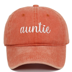 Detail der weißen auntie Stickerei auf der vintage gewaschenen rostroten Baseballkappe
