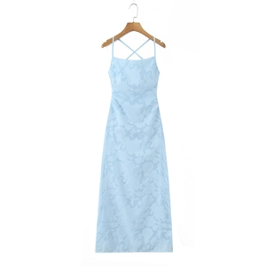 Détail de robe longue en jacquard dentelle bleu clair avec bretelles croisées au dos