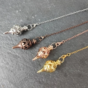 Set mit vier hohlen kegelförmigen Pendeln in Gold, Silber, Bronze und Roségold-Ausführungen
