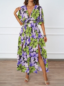 Detailansicht des tiefen V-Ausschnitts und Blumendrucks am Sommer-Maxikleid