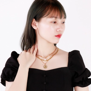Collier multicouche doré avec perle baroque et pendentif pièce vintage sur mannequin