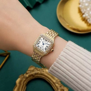 Élégance au poignet : montre à quartz dorée carrée avec chiffres romains et lunette diamantée