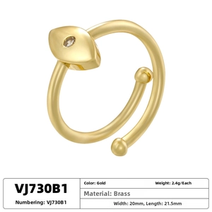 Macro shot of gold-plated brass fan ring with T-shaped zirconia and 20x21.5mm dimensions
