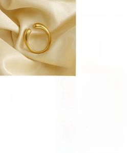Détail de la bague en acier inoxydable plaqué or 18 carats avec tenue de couleur
