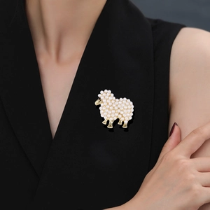 Broche créative en forme de mouton perlé sur le revers d'un blazer noir chic