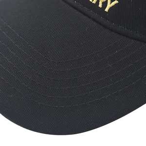 Macro de la broderie dorée en 3D et des coutures renforcées sur une casquette en coton noir