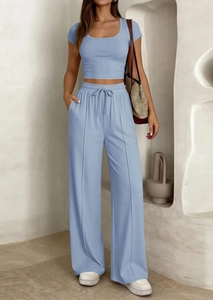 Détail de l'ensemble bleu clair en maille côtelée avec crop top et pantalon large