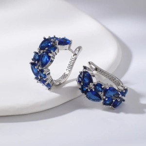 Boucles d'oreilles en argent avec zircons bleu marine taille marquise au design demi-cercle