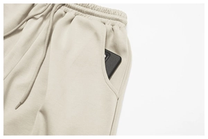 Details der Jogginghose mit hoher Taille, elastischem Bund und seitlicher Tasche