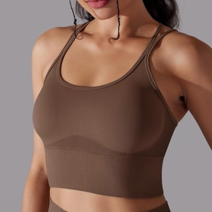 Détail d'un soutien-gorge de sport marron foncé avec ourlet côtelé et dos croisé