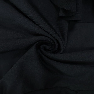 Gros plan sur un tissu en maille côtelée noire montrant la texture et la qualité du textile