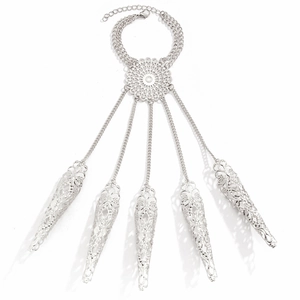 Dettaglio catena mano gotica argento con anelli per unghie punk e motivi floreali vintage