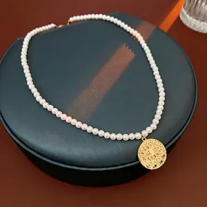 Collier de perles vintage français avec médaillon œil en or et zircons colorés