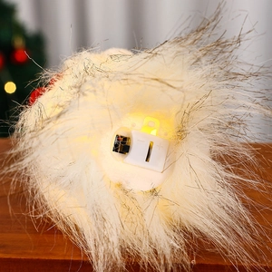 Detailansicht des Batteriefachs und Lichtschalters am Plüsch-Weihnachtszwerg-Anhänger