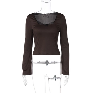 Détail du haut moulant marron foncé à col en U avec bordure en dentelle et petit nœud noir