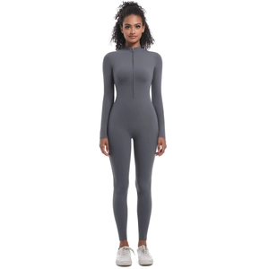 Détail d'un body de yoga gris foncé avec fermeture éclair sur le col et tissu extensible