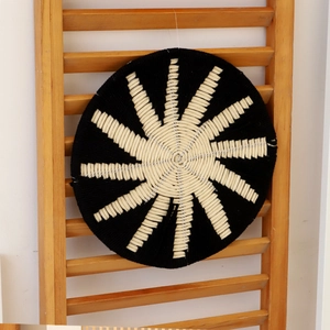 Ronde Noordse rotan wanddecoratie met zwart en crème geometrisch radiaal patroon