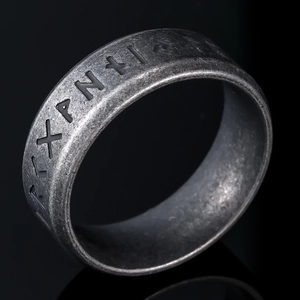 Dettaglio dell'anello vintage in acciaio inossidabile con rune vichinghe e finitura invecchiata