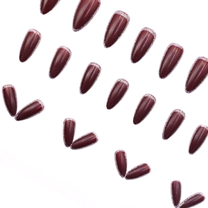 Faux ongles courts bordeaux forme cercueil avec paillettes argentées style français